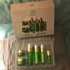 SOLD‼️NWT☘️TATA HARPER-"Daily Essentials" kit